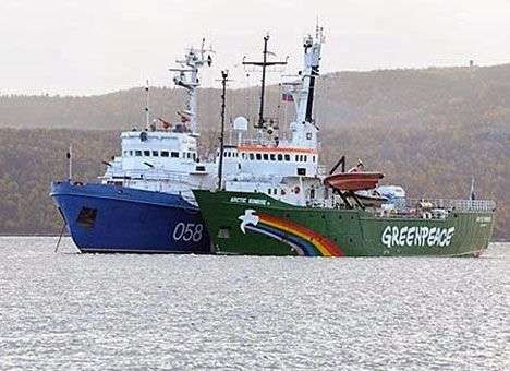 Следователи РФ требуют арестовать весь экипаж судна Greenpeace
