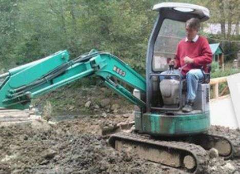 Ющенко засекли за рулем экскаватора (ФОТО)