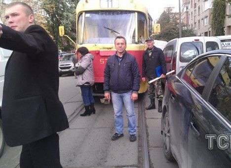 В Киеве водитель припарковался на рельсах, устроив трамвайный затор (ФОТО)