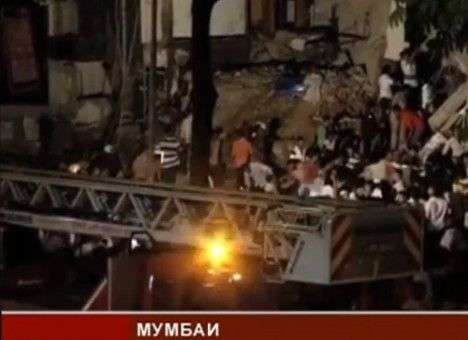 В Мумбаи обрушился 5-этажный дом, под завалами более 50 человек