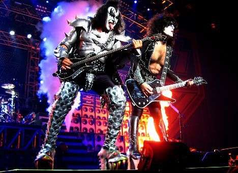 Вокалист Kiss споет гимн США перед началом матча NFL в Лондоне