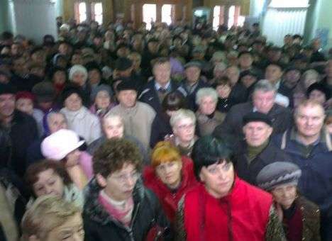 Для мэра Полтавы встреча с протестующими кончилась бегством (ФОТО, ВИДЕО)
