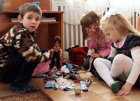 Азаров приостановил действие новых санитарных норм для детсадов