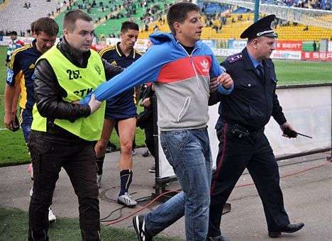 В ФФУ намерены вернуть милицию на стадионы