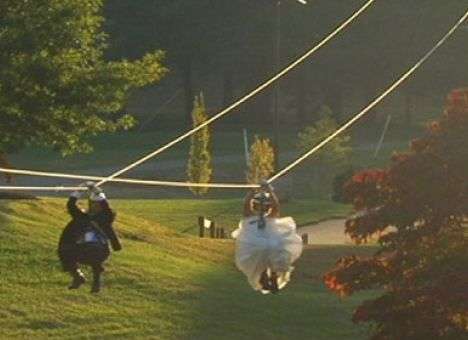 В США пара устроила свадьбу на тросах