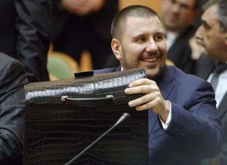 Арбузов отдаст доходы чиновников «орлам» Клименко