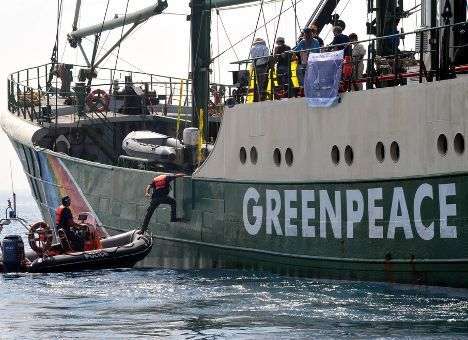 Двум активистам Greenpeace предъявлено обвинение в пиратстве