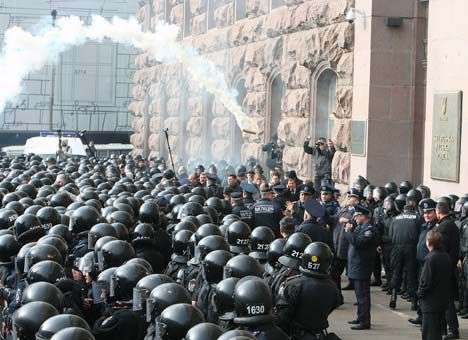 В милиции уверяют, что дымовые шашки и газ не их рук дело