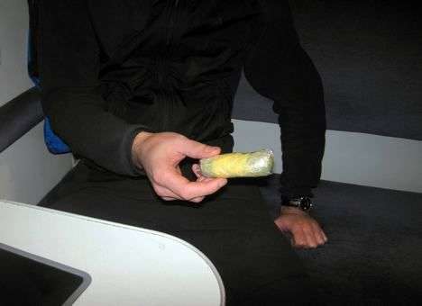 На границе поймали россиянина с наркотиками в трусах (ФОТО)