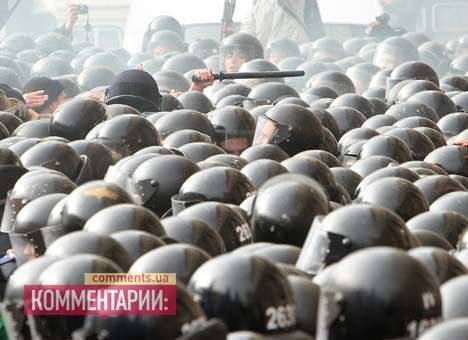 Под Киевсоветом массовая драка. В ход пошли дубинки и газ (ФОТО, ВИДЕО)