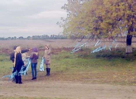 На Кировоградщине Президента встретит монумент в шарфе ПР (ФОТО)
