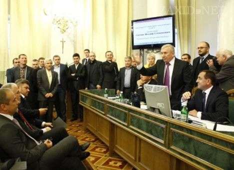 «Свободовцы» заблокировали трибуну Львовского облсовета из-за сланца (ФОТО)