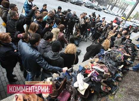 ВИЧ-инфицированные завалили Азарова ношенными подошвами (ФОТО, ВИДЕО)