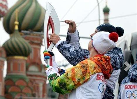 Олимпийский огонь в четвертый раз погас в Москве