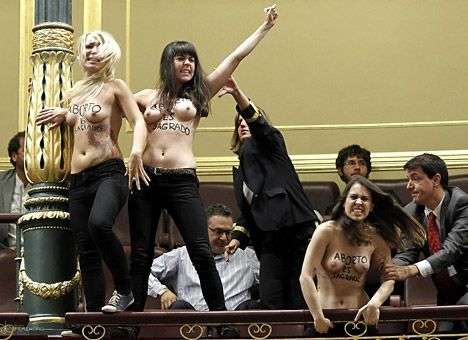 Femen сорвали заседание парламента Испании (ФОТО, ВИДЕО)