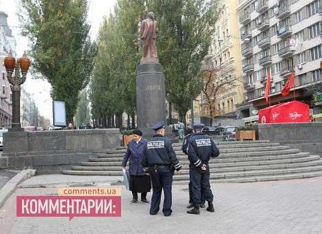 Вместо коммунистов к памятнику Ленину пришли милиционеры