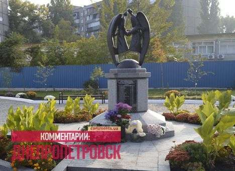 На панихиде по погибшим от взрыва газа «массовку» составили горсоветовские (ФОТО)