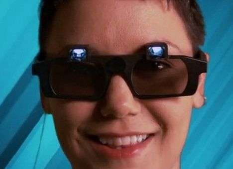 Показаны проекционные очки дополненной реальности