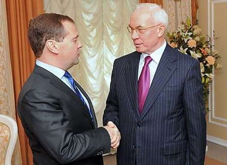 Азаров и Медведев договорились создать зерновой пул за полгода