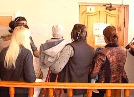 В Крыму мамы с голодными детьми в истерике штурмовали казначейство