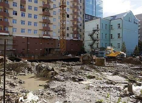 В центре Киева люди «ложатся на панели», защищая двор от застройщика (ФОТО)