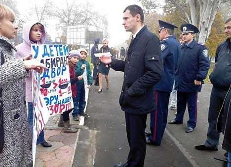 Саммит в Донецке, где выступит Президент, пикетируют женщины и дети (ФОТО)
