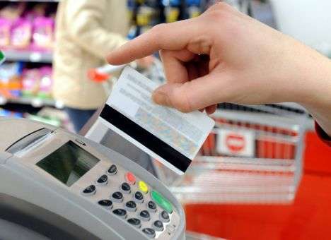 Отныне магазины будут штрафовать за отказ принимать карточки