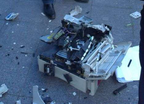 Депутат разбил принтер на крыльце Госдумы