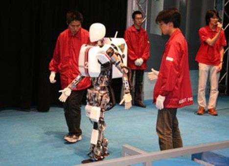 Японцы научили робота «человеческой» походке (ВИДЕО)