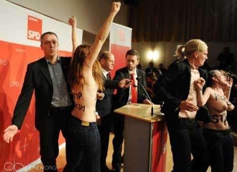 Голые Femen атаковали бургомистра Гамбурга