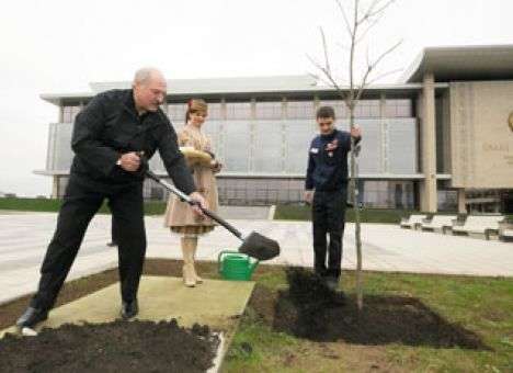 К приезду глав СНГ Лукашенко с сыновьями посадил деревья (ФОТО)