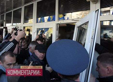 «Свободовцы» пошли на штурм МВД (ФОТО, ВИДЕО)