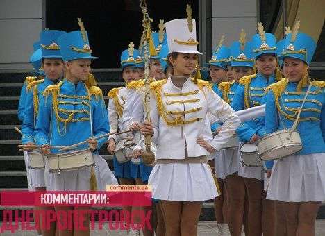 В Днепропетровске Президента будут встречать барабанщицы в коротких юбках (ФОТО)