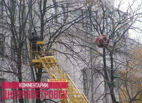 К приезду Президента в Днепропетровске начищают буквы и красят стены (ФОТО)