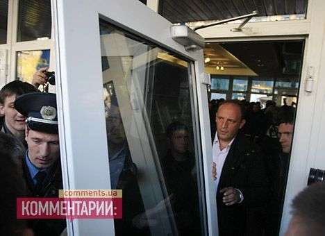 В «Свободе» заявляют, что милиционеры сами сломали свою дверь