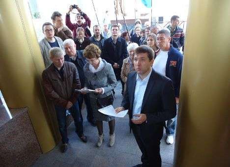 Ровенские депутаты пришли к казначейству за деньгами (ФОТО)