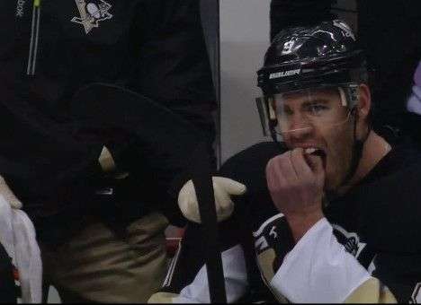 Хоккеист вырвал себе зубы на скамейке запасных (ВИДЕО)