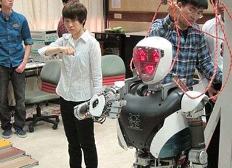 Робота-гуманоида научили общаться на языке жестов