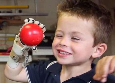 Отец изготовил на 3D-принтере протез руки для сына (ВИДЕО)