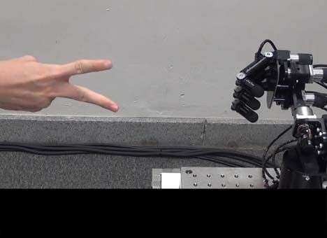 Робот обыграл человека в «камень-ножницы-бумагу» (ВИДЕО)