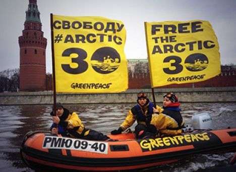Активисты Greenpeace «атаковали» Кремль с Москвы-реки (ФОТО)