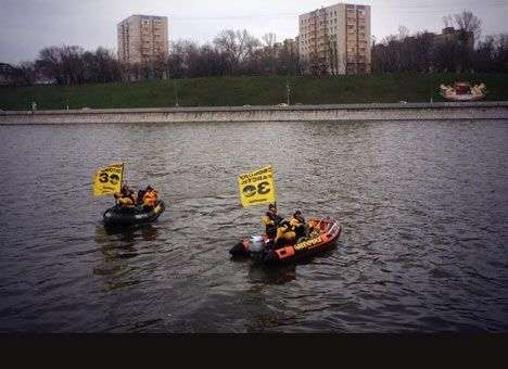Гринписовцев с Москвы-реки отвезли в полицию (ФОТО)