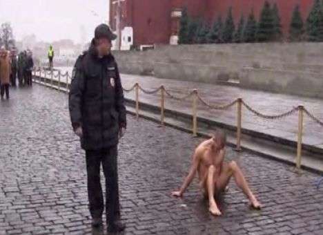 Художник прибил гениталии к брусчатке на Красной площади