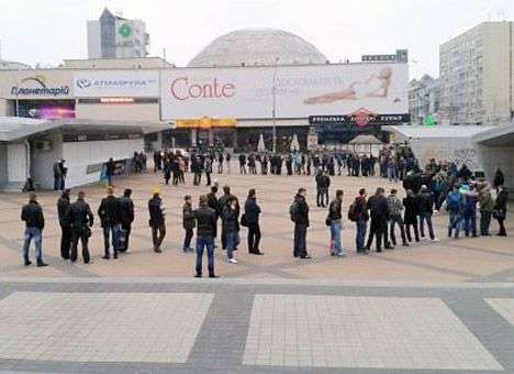 Болельщики занимают очередь с 6 утра, чтобы попасть на Францию (ФОТО)