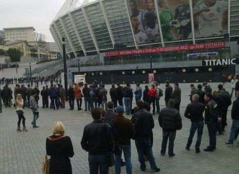 Билеты на матч с Францией продают по записи