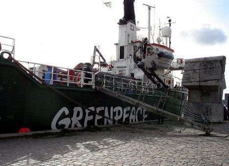 Украинских активистов Greenpeace увезли в СИЗО
