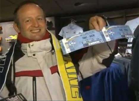 Французы толпятся в очереди за билетами на игру Украины на «Стад де Франс» (ВИДЕО)