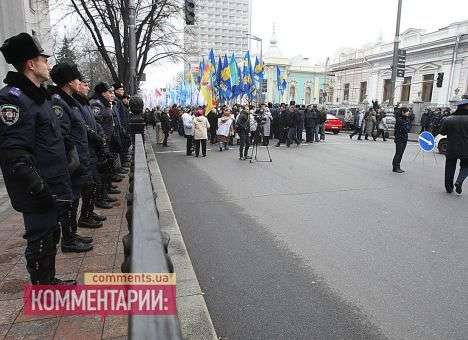 Митингующие заблокировали движение транспорта возле Рады (ДОПОЛНЕНО, ФОТО)