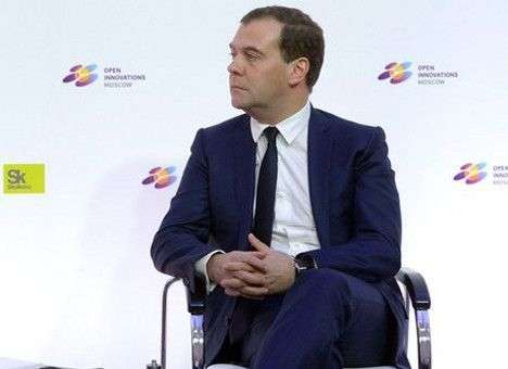 Медведев по телефону напомнил Азарову о газовых контрактах