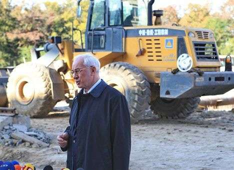 У Азарова снова закончились деньги на реконструкцию Почтовой площади